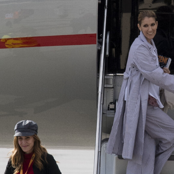 Céline Dion arrive au Bourget avec ses enfants et prend un jet privé, le 10 août 2017.