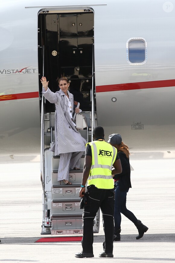 Céline Dion arrive au Bourget avec ses enfants et prend un jet privé, le 10 août 2017.