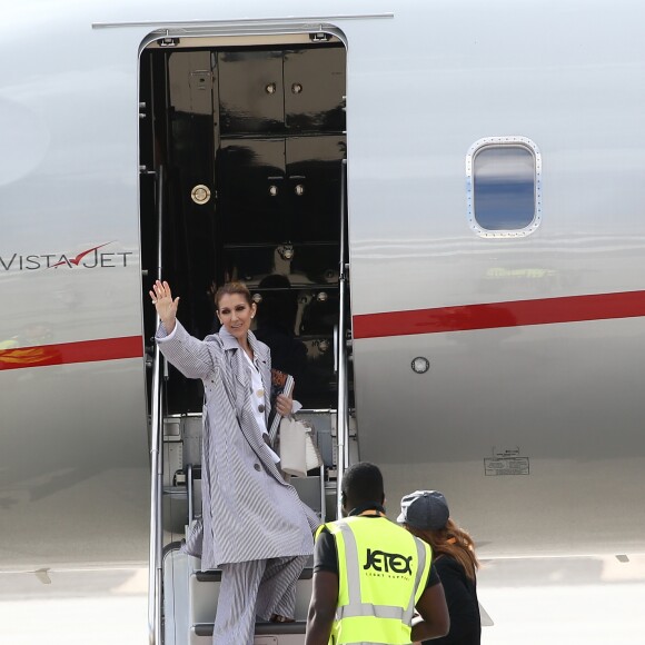 Céline Dion arrive au Bourget avec ses enfants et prend un jet privé, le 10 août 2017.