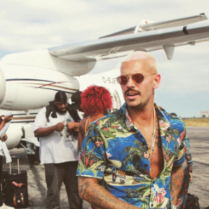 M. Pokora moustachu le 28 juillet 2017 durant ses vacances d'été.