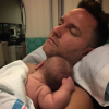 Scott Porter avec sa fille peu après sa naissance. Photo Instagram le 11 août 2017.