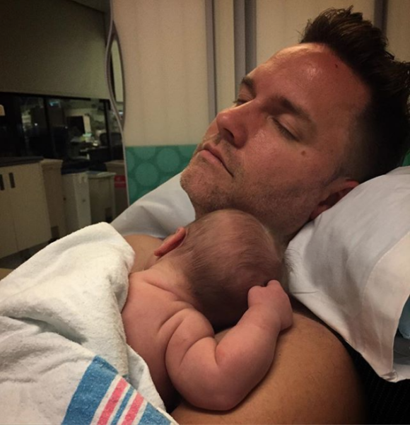 Scott Porter avec sa fille peu après sa naissance. Photo Instagram le 11 août 2017.