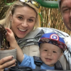 Scott Porter et sa femme Kelsey avec leur fils McCoy. La famille s'est agrandie en août 2017 avec la naissance d'une petite fille. Photo Instagram du 29 juin 2017.