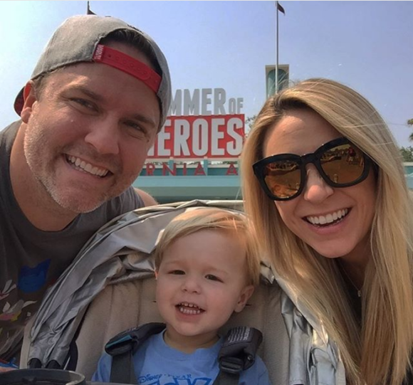 Scott Porter et sa femme Kelsey avec leur fils McCoy. La famille s'est agrandie en août 2017 avec la naissance d'une petite fille. Photo Instagram le 29 juin 2017.