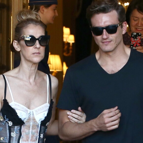Céline Dion et son danseur Pepe Munoz sortent de l'hôtel Ritz à Paris, le 1er août 2017.