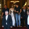 Céline Dion et son danseur Pepe Munoz sortent de l'hôtel Ritz à Paris, le 1er août 2017.