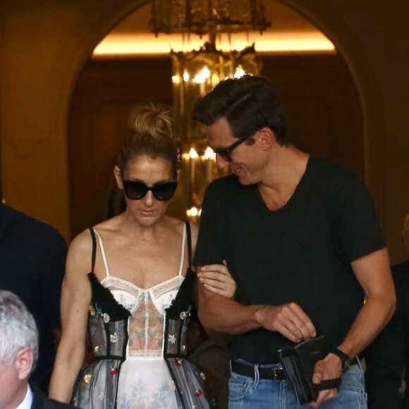 Céline Dion et son danseur Pepe Munoz sortent de l'hôtel Ritz à Paris, le 1er août 2017.
