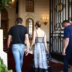 Céline Dion et son danseur Pepe Munoz sortent de l'hôtel Ritz à Paris, le 1er août 2017.