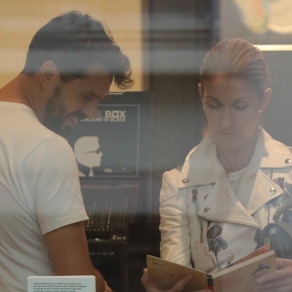 Exclusif - Céline Dion fait du shopping à Paris le 26 juillet 2017.