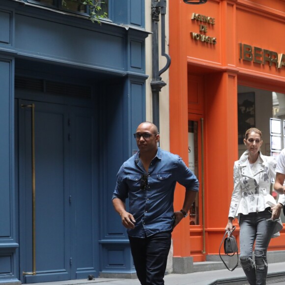 Exclusif - Céline Dion et son danseur Pepe Munoz quittent l'hôtel Royal Monceau et se rendent dans les salons de la boutique "Schiaparelli" sur la place Vendôme à Paris le 1er aout 2017.
