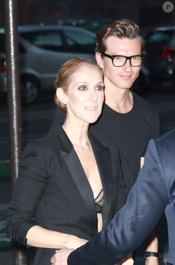 Céline Dion quitte le l'hôtel Royal Monceau et va dîner en compagnie de son danseur Pepe Munoz au restaurant Manko à Paris le 21 juillet 2017.