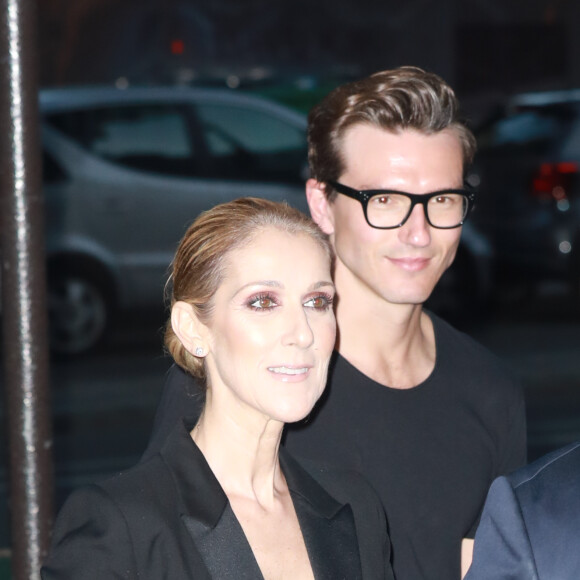 Céline Dion quitte le l'hôtel Royal Monceau et va dîner en compagnie de son danseur Pepe Munoz au restaurant Manko à Paris le 21 juillet 2017.