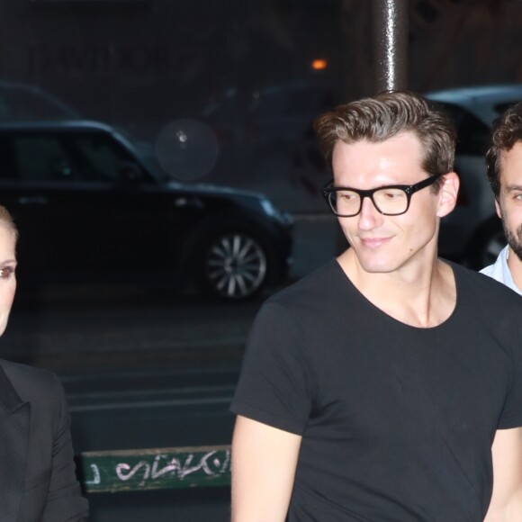 Céline Dion quitte le l'hôtel Royal Monceau et va dîner en compagnie de son danseur Pepe Munoz au restaurant Manko à Paris le 21 juillet 2017.