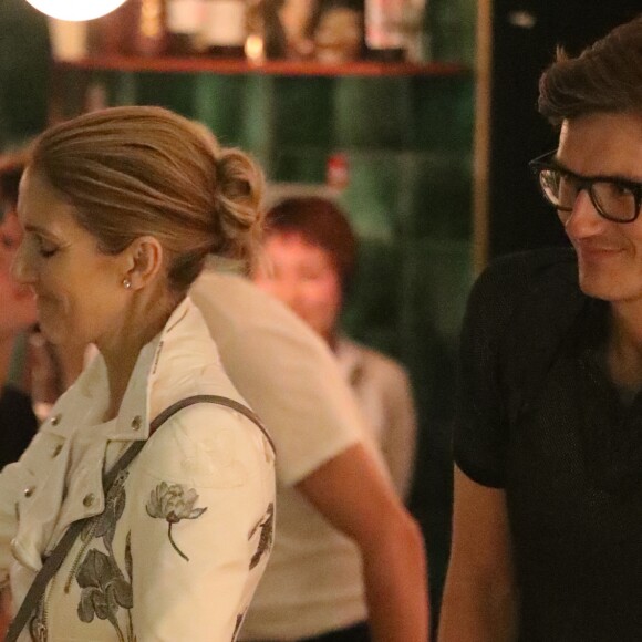 Exclusif - Après une journée shopping, Céline Dion est arrivée au restaurant "Pacchio" au 75 Rue de Rochechouart dans le 9ème arrondissement de Paris avant que son danseur Pepe Munoz ne la rejoigne pour un dîner en tête à tête, le 26 juillet 2017