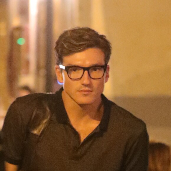 Exclusif - Après une journée shopping, Céline Dion est arrivée au restaurant "Pacchio" au 75 Rue de Rochechouart dans le 9ème arrondissement de Paris avant que son danseur Pepe Munoz ne la rejoigne pour un dîner en tête à tête, le 26 juillet 2017