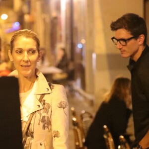 Exclusif - Après une journée shopping, Céline Dion est arrivée au restaurant "Pacchio" au 75 Rue de Rochechouart dans le 9ème arrondissement de Paris avant que son danseur Pepe Munoz ne la rejoigne pour un dîner en tête à tête, le 26 juillet 2017