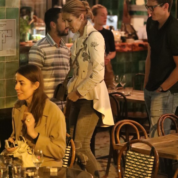 Exclusif - Après une journée shopping, Céline Dion est arrivée au restaurant "Pacchio" au 75 Rue de Rochechouart dans le 9ème arrondissement de Paris avant que son danseur Pepe Munoz ne la rejoigne pour un dîner en tête à tête, le 26 juillet 2017