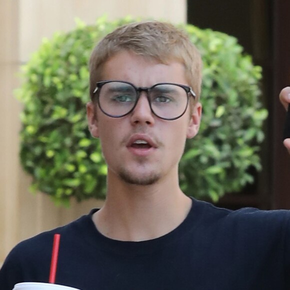 Justin Bieber habillé de la tête aux pieds en 'Bieber' à la sortie de l'hôtel Montage à Beverly Hills, le 1er août 2017