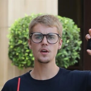 Justin Bieber habillé de la tête aux pieds en 'Bieber' à la sortie de l'hôtel Montage à Beverly Hills, le 1er août 2017