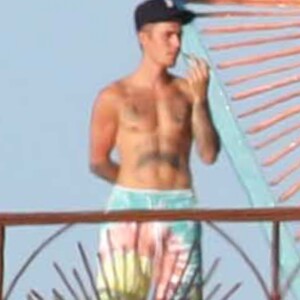 Exclusif - Justin Bieber passe la journée au bord d'une piscine avec son petit frère à Malibu. Justin discute et plaisante au téléphone alors que son petit frère se baigne dans la piscine et joue avec une énorme bouée en forme de cygne. Le 28 juillet 2017