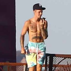 Exclusif - Justin Bieber passe la journée au bord d'une piscine avec son petit frère à Malibu. Justin discute et plaisante au téléphone alors que son petit frère se baigne dans la piscine et joue avec une énorme bouée en forme de cygne. Le 28 juillet 2017