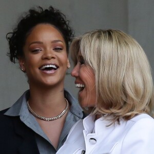 Brigitte Macron (Trogneux) raccompagne la chanteuse Rihanna sur le perron du palais de l'Elysée, où elle a été reçue par le président, à Paris, le 26 juillet 2017 © Stéphane Lemouton / Bestimage