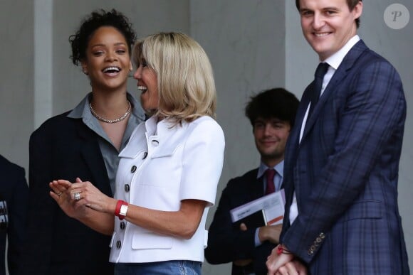 Brigitte Macron (Trogneux) raccompagne la chanteuse Rihanna sur le perron du palais de l'Elysée, où elle a été reçue par le président, à Paris, le 26 juillet 2017 © Stéphane Lemouton / Bestimage