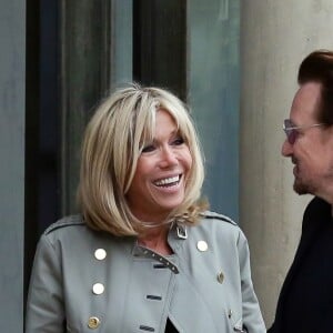 Brigitte Macron (Trogneux) raccompagne le chanteur Bono, co-fondateur de l'organisation ONE après son entretien avec le président de la République au palais de l'Elysée à Paris, le 24 juillet 2017. © Stéphane Lemouton/Bestimage