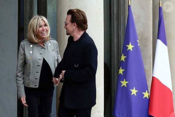 Brigitte Macron (Trogneux) raccompagne le chanteur Bono, co-fondateur de l'organisation ONE après son entretien avec le président de la République au palais de l'Elysée à Paris, le 24 juillet 2017. © Stéphane Lemouton/Bestimage