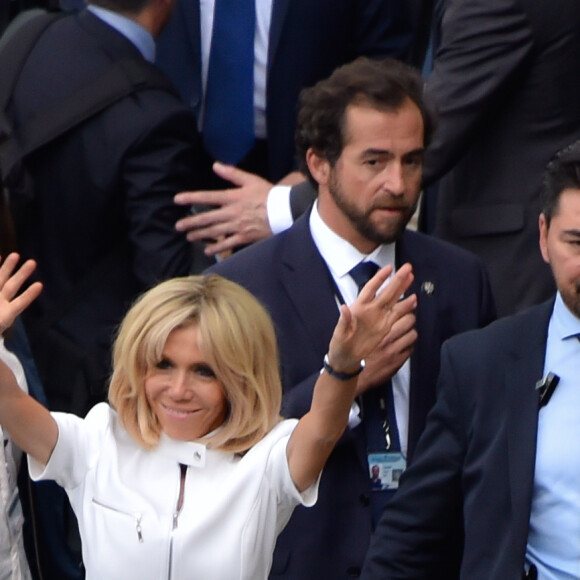 Brigitte Macron (Trogneux) et Mélania Trump descendent d'un bateau après une promenade sur la Seine à Paris, le 13 juillet 2017.