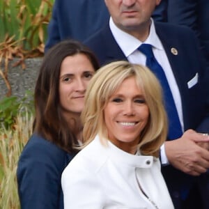 Brigitte Macron (Trogneux) et Mélania Trump descendent d'un bateau après une promenade sur la Seine à Paris, le 13 juillet 2017.