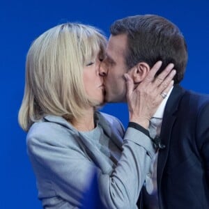 Emmanuel Macron (candidat du mouvement "En Marche !") avec sa femme Brigitte lors de son discours après l'annonce des résultats du premier tour de l'élection présidentielle 2017 au Parc des Expositions de la Porte de Versailles. France, Paris, le 23 avril 2017 © Cyril Moreau/Bestimage