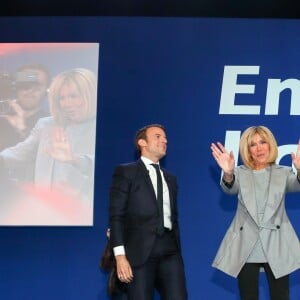 Emmanuel Macron (candidat du mouvement "En Marche !") avec sa femme Brigitte lors de son discours après l'annonce des résultats du premier tour de l'élection présidentielle 2017 au Parc des Expositions de la Porte de Versailles. France, Paris, le 23 avril 2017. © Sebastien Valiela-Dominique Jacovides/Bestimage