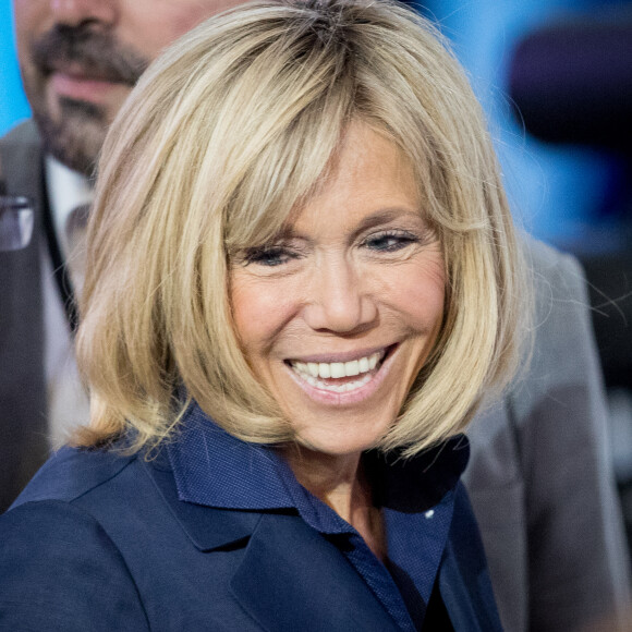 Brigitte Macron (Trogneux) - Emmanuel Macron, le candidat du mouvement ''En Marche !'' à l'élection présidentielle en meeting pour le second tour de l'élection présidentielle 2017 dans le "Paris Event Center" de la Villette dans le nord de Paris, France, le 1er Mai 2017. © Cyril Moreau/Bestimage