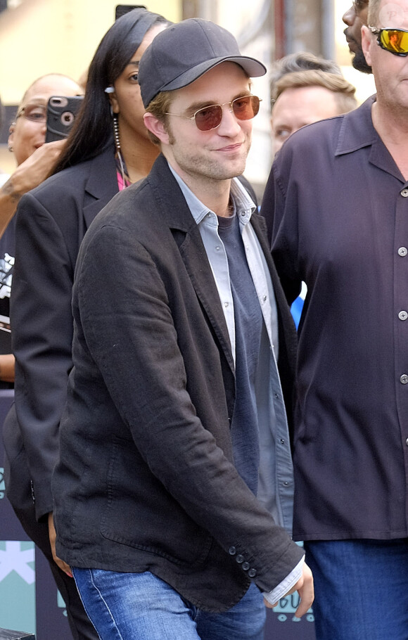 Robert Pattinson arrive à la tour AOL à New York le 10 aout 2017.