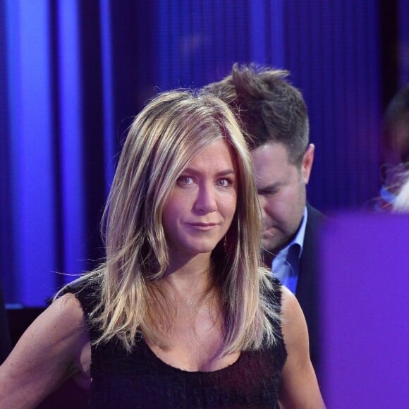 Jennifer Aniston sur le plateau de l'émission "The One Show" présentée par Alex Jones enceinte dans les studios de la BBC à Londres, Royaume Uni, le 21 novembre 2016.