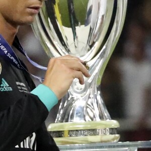 Cristiano Ronaldo avec l'UEFA Super Cup, Skopje, le 8 août 2017.