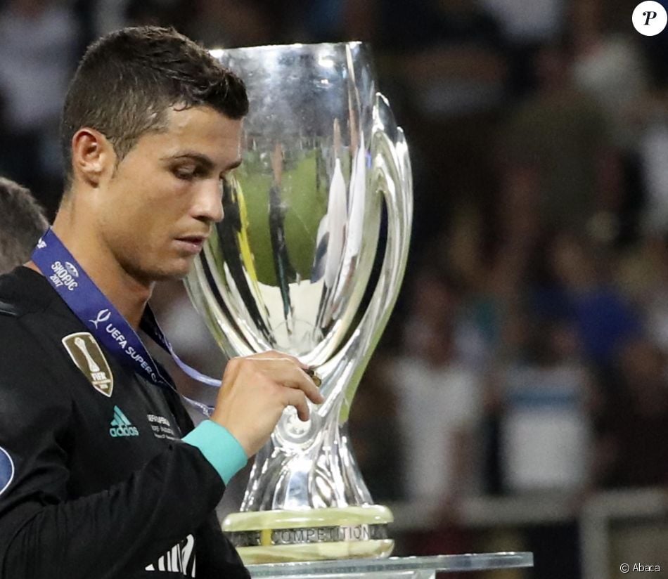 Cristiano Ronaldo Avec L'UEFA Super Cup, Skopje, Le 8 Août 2017 ...