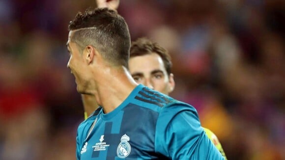 Vidéo de l'exclusion de Cristiano Ronaldo qui pousse l'arbitre lors du match Barcelone - Real Madrid le 13 août 2017.