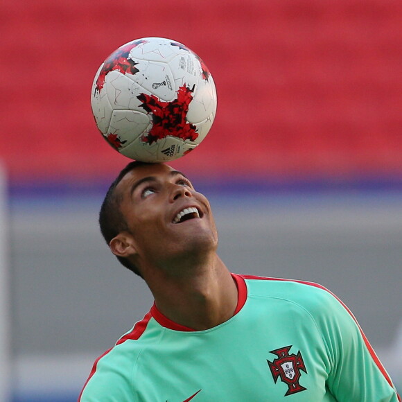 Cristiano Ronaldo lors d'un entraînement avant un match de la coupe des confédérations contre le Mexique à Kazan en Russie le 17 juin 2017.
