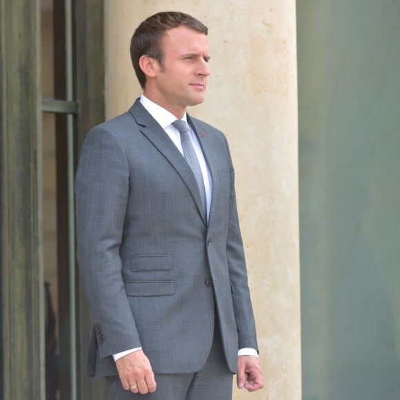 Le président de la République Emmanuel Macron attend le premier ministre suédois au Palais de l'Elysée à Paris, le 31 juillet 2017, pour un entretien et une déclaration commune. © Giancarlo Gorassini/Bestimage  French President Emmanuel Macron waiting for Swedish Prime Minister at Elysee palace in Paris , on July 31 2017, to a meeting and a common statement.31/07/2017 - Paris