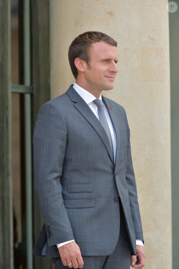 Le président de la République Emmanuel Macron attend le premier ministre suédois au Palais de l'Elysée à Paris, le 31 juillet 2017, pour un entretien et une déclaration commune. © Giancarlo Gorassini/Bestimage  French President Emmanuel Macron waiting for Swedish Prime Minister at Elysee palace in Paris , on July 31 2017, to a meeting and a common statement.31/07/2017 - Paris