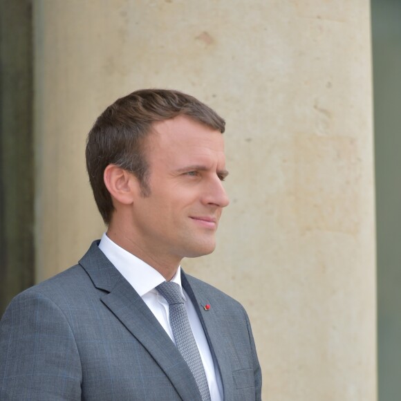 Le président de la République Emmanuel Macron attend le premier ministre suédois au Palais de l'Elysée à Paris, le 31 juillet 2017, pour un entretien et une déclaration commune. © Giancarlo Gorassini/Bestimage  French President Emmanuel Macron waiting for Swedish Prime Minister at Elysee palace in Paris , on July 31 2017, to a meeting and a common statement.31/07/2017 - Paris