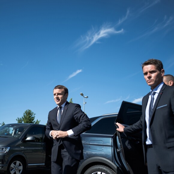 Le président de la République Emmanuel Macron rencontre des enfants qui ne partent pas en vacances sur la Base de plein air et de loisirs des Boucles de Seine à Moisson, le 3 août 2017. © Nicolas Messyasz/Pool/Bestimage  French President Emmanuel Macron visiting the Boucles de Seine's recreational centre for children in Moisson, on August 3, 2017.03/08/2017 - Moisson