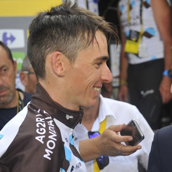 Le président de la République Emmanuel Macron et Romain Bardet lors de l'arrivée de la 17e étape du 104e Tour de France à Salle-des-Alpes (Serre Chevalier), le 19 juillet 2017. © Jeep.Vidon/Pool/Bestimage/Bestimage