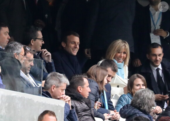 Jacques-Henri Eyraud (président de l'OM), Emmanuel Macron et sa femme Brigitte (aux couleurs de l'OM). Après son meeting au Parc Chanot, Emmanuel Macron et sa femme Brigitte ont assisté au match de Ligue 1 "OM - Dijon" au stade Vélodrome à Marseille, le 1er avril 2017. © Dominique Jacovides/Bestimage