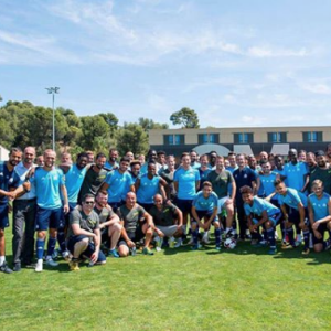 Emmanuel Macron avec ses gardes du corps et le staff de l'OM, le 15 août 2017.