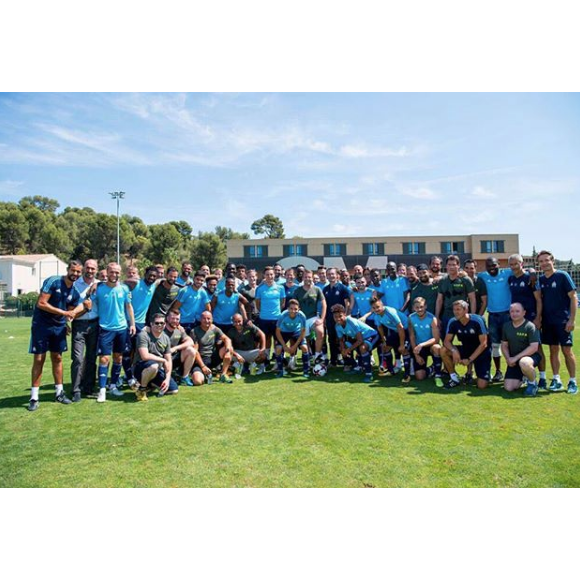 Emmanuel Macron avec ses gardes du corps et le staff de l'OM, le 15 août 2017.