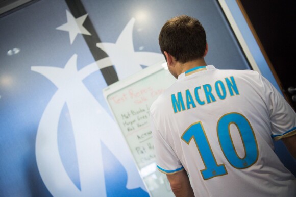Emmanuel Macron pose pour le président de l'OM, Jacques-Henri Eyraud, avec un maillot de Marseille