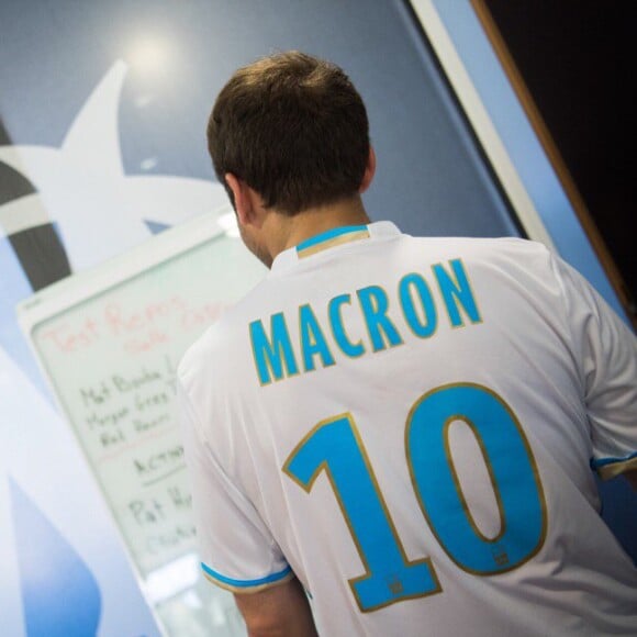 Emmanuel Macron pose pour le président de l'OM, Jacques-Henri Eyraud, avec un maillot de Marseille